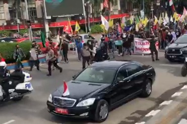 Pendemo Hadang Mobil Wapres Maruf Amin Saat Aksi Tolak Kenaikan Harga BBM