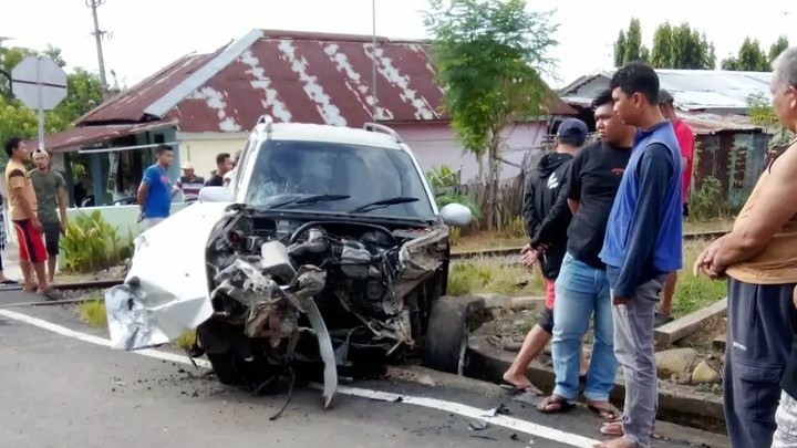 Mobil Minibus Dihantam Kereta Api di Sukaraja