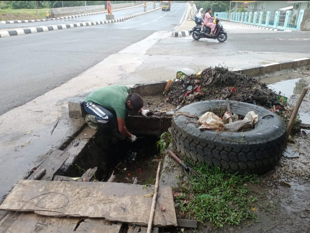Antisipasi Banjir, Kelurahan Patih Galung Bersihkan Saluran Drainase 