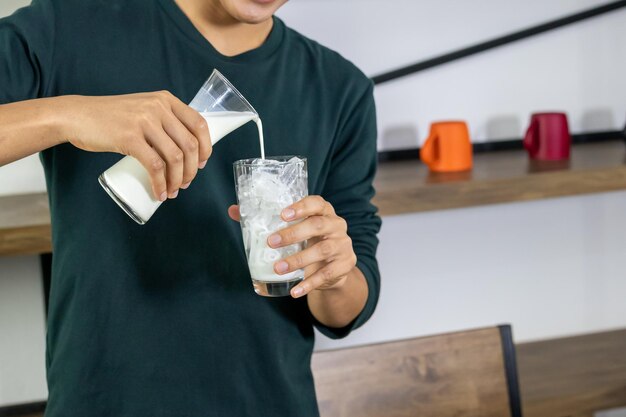 Berbuka Puasa dengan Susu, Bolehkah? Simak Penjelasannya