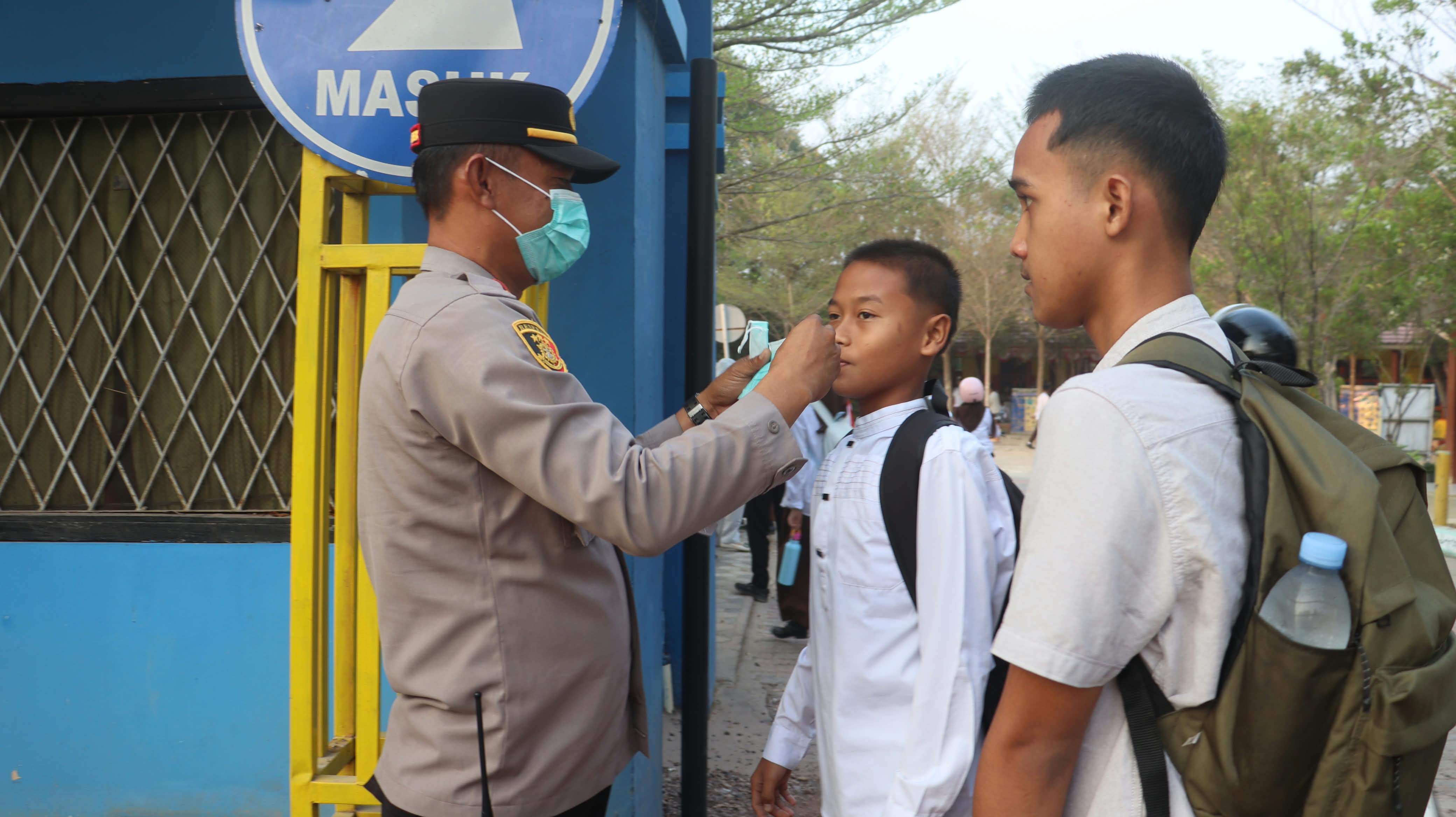 Cegah Paparan Kabut Asap, Polres Prabumulih Bagikan Ribuan Masker kepada Pelajar