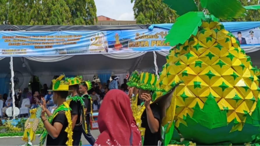 Ikonik! MAN 1 Prabumulih Bawa Nanas Raksasa di Karnaval Prabumulih 2025