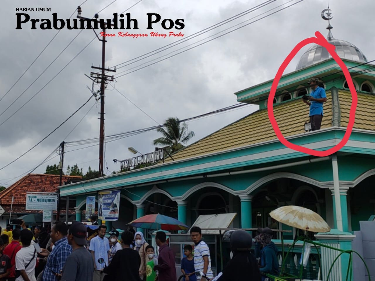 Demi Sridevi Bapak di Kota Prabumulih Ini Rela Naik Atap Masjid