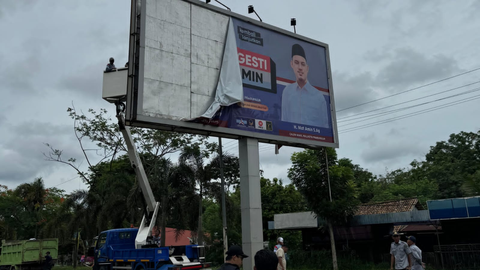 Masa Tenang, Bawaslu Prabumulih Lakukan Penertiban APK di Berbagai Titik