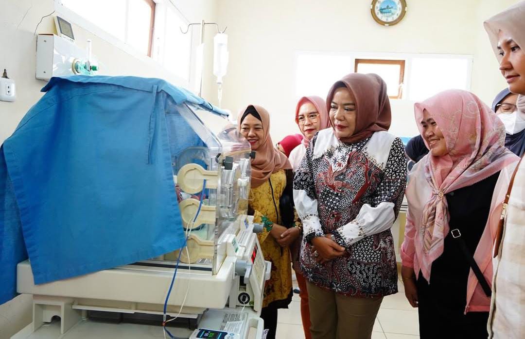 Ibu Muda dari Muara Enim Lahirkan Bayi Kembar Tiga di RSUD Prabumulih, Ketua PKK Ikut Menjenguk