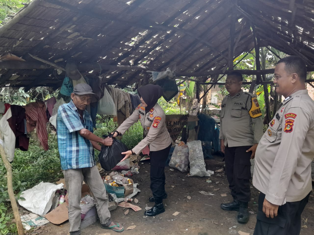IPDA Santi Salurkan Sembako untuk Warga Desa Karang Bindu, Supeno-Sayuti Sumringah 