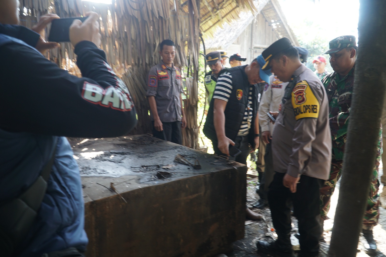 ﻿Polres Prabumulih bersama Tim Gabungan Bongkar Gudang Penimbunan BBM Ilegal di Patih Galung 