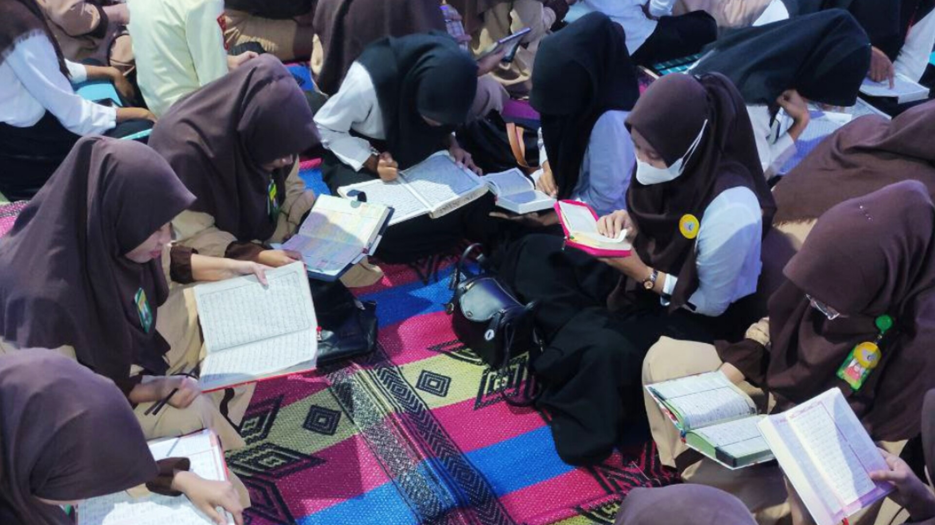 Hidupkan Ramadhan, Karyawan & Dokter RS Fadhilah Mengentaskan Buta Aksara Al Quran - Berbagi ke Warga Sekitar