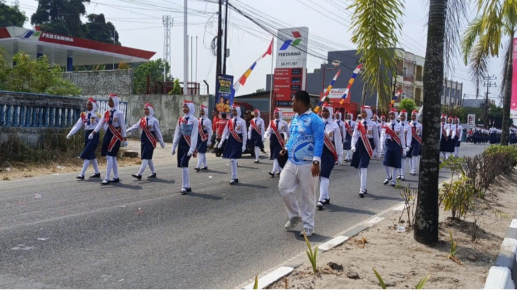 Nomor Urut 1 di Gerak Jalan HUT RI, SMP Negeri 2 Prabumulih Tampil Rapi dan Kompak