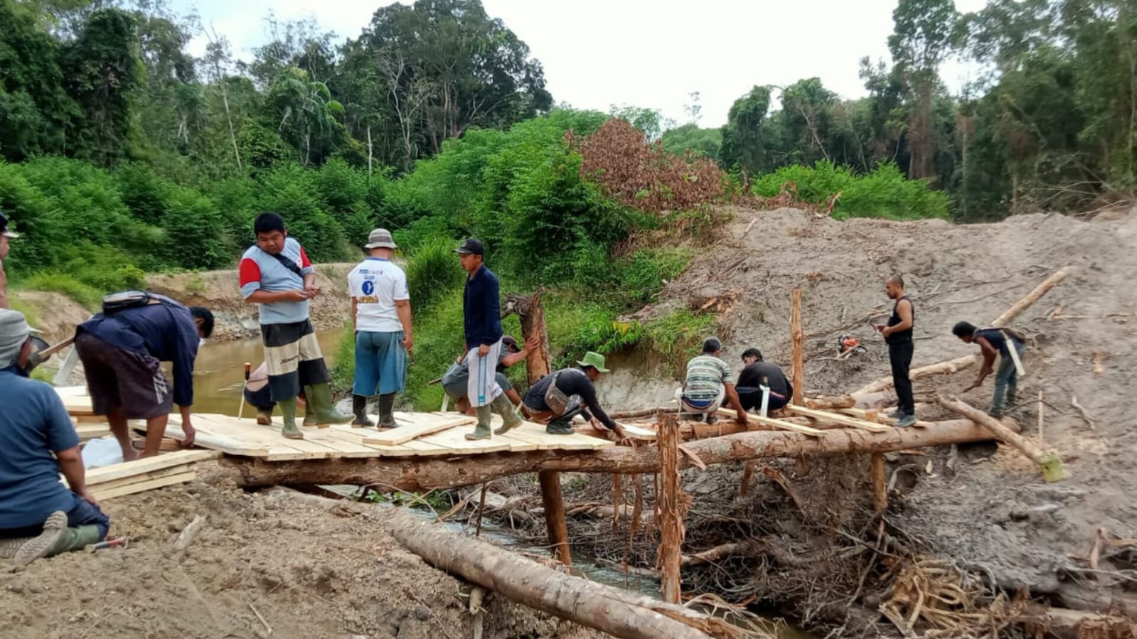 Pemdes Pangkul Bangun Jembatan Penghubung, Dukung Mobilitas Petani dan Warga