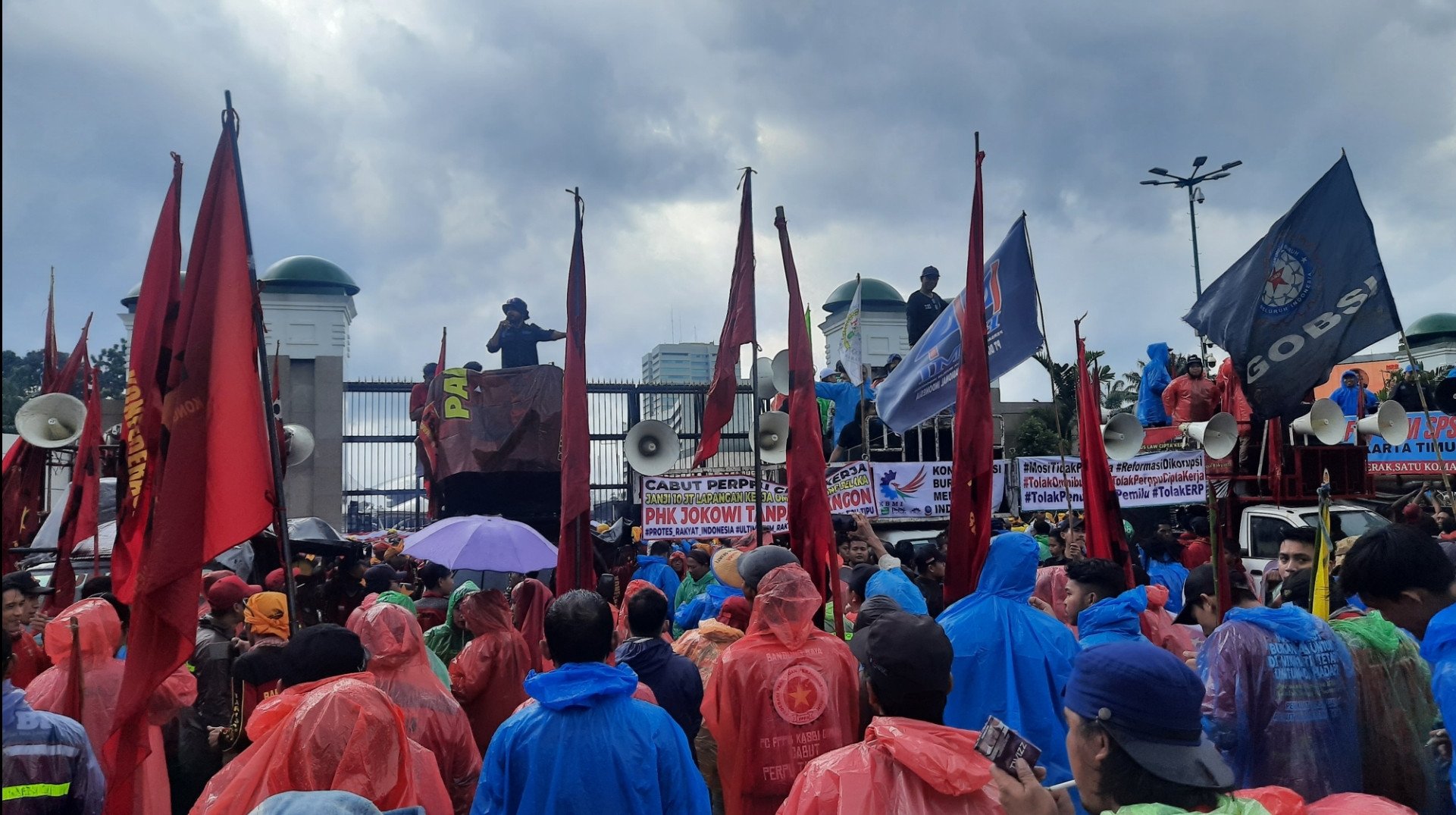 Ribuan Buruh Tetap Demo Tolak Perpu Ciptaker di DPR