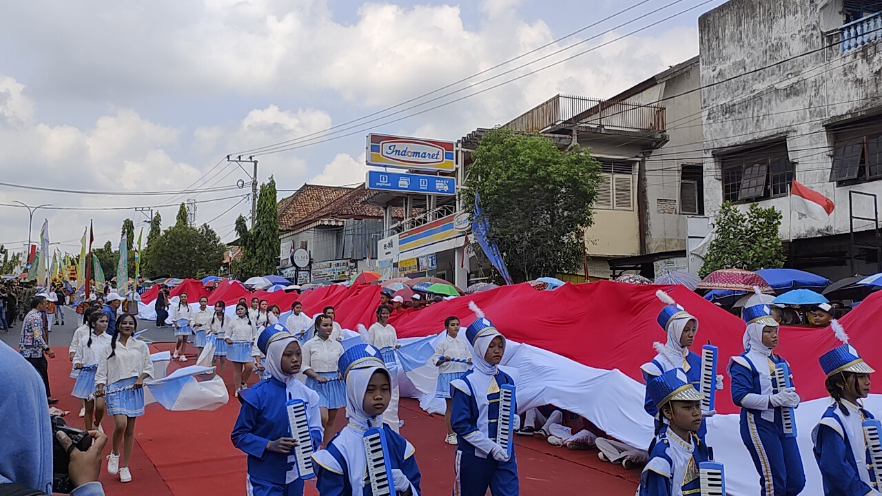 Rekor! Bendera 78 Meter Berkibar di Jalan Sudirman Prabumulih, Cek Videonya 