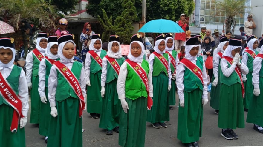 Yel-Yel “NKRI Harga Mati” Gema Semangat MI Al Furqon di Lomba Gerak Jalan