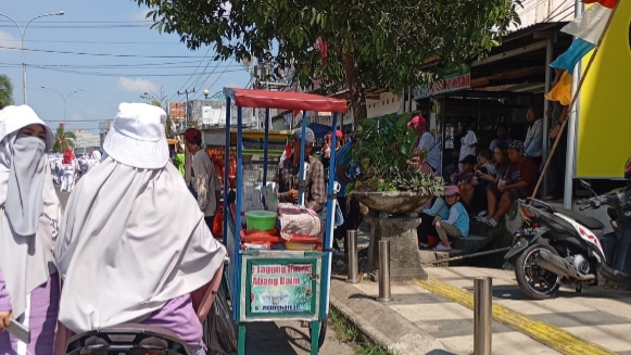 Pedagang Dadakan di Prabumulih Raup Untung di Momen Gerak Jalan HUT RI ke-79