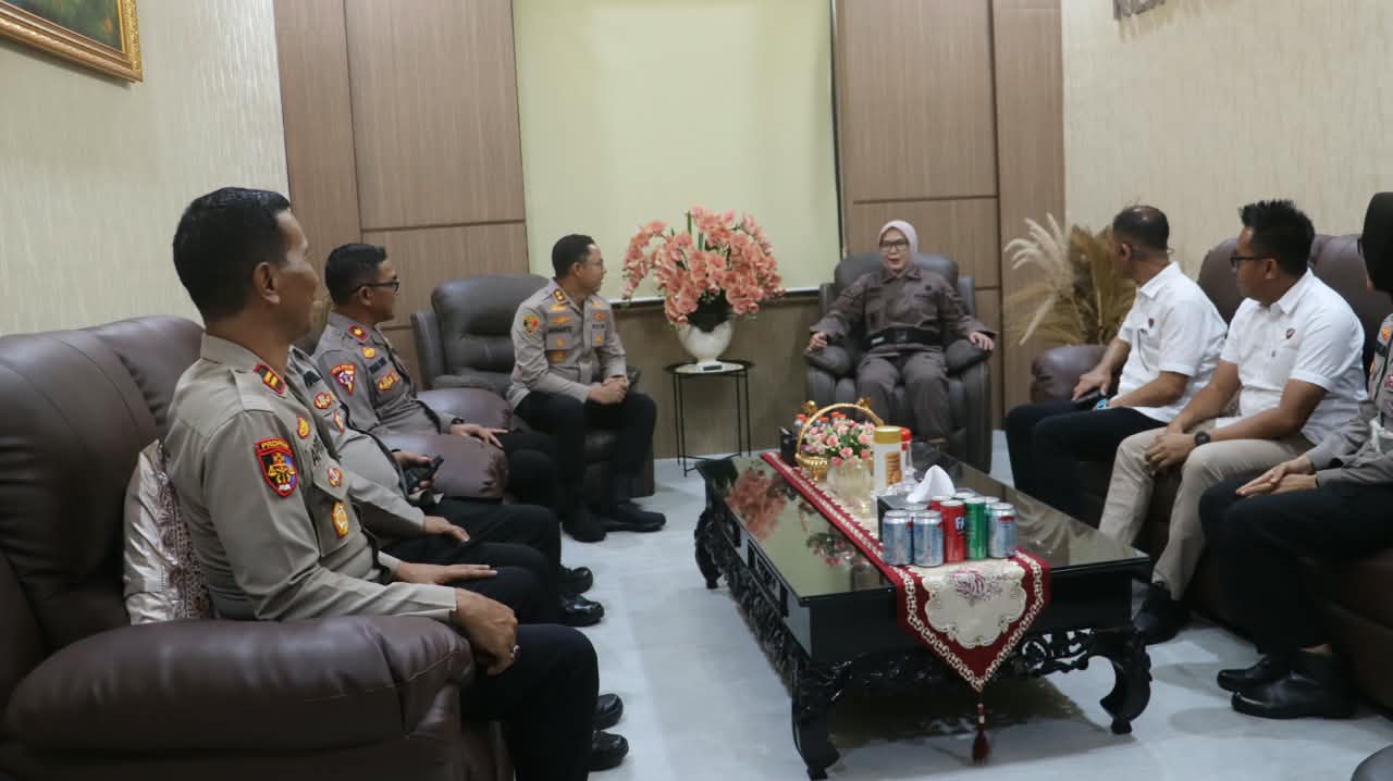 Hari Lahir Adhyaksa ke-81, Kapolres Prabumulih Beri Kejutan Tumpeng ke Kejari