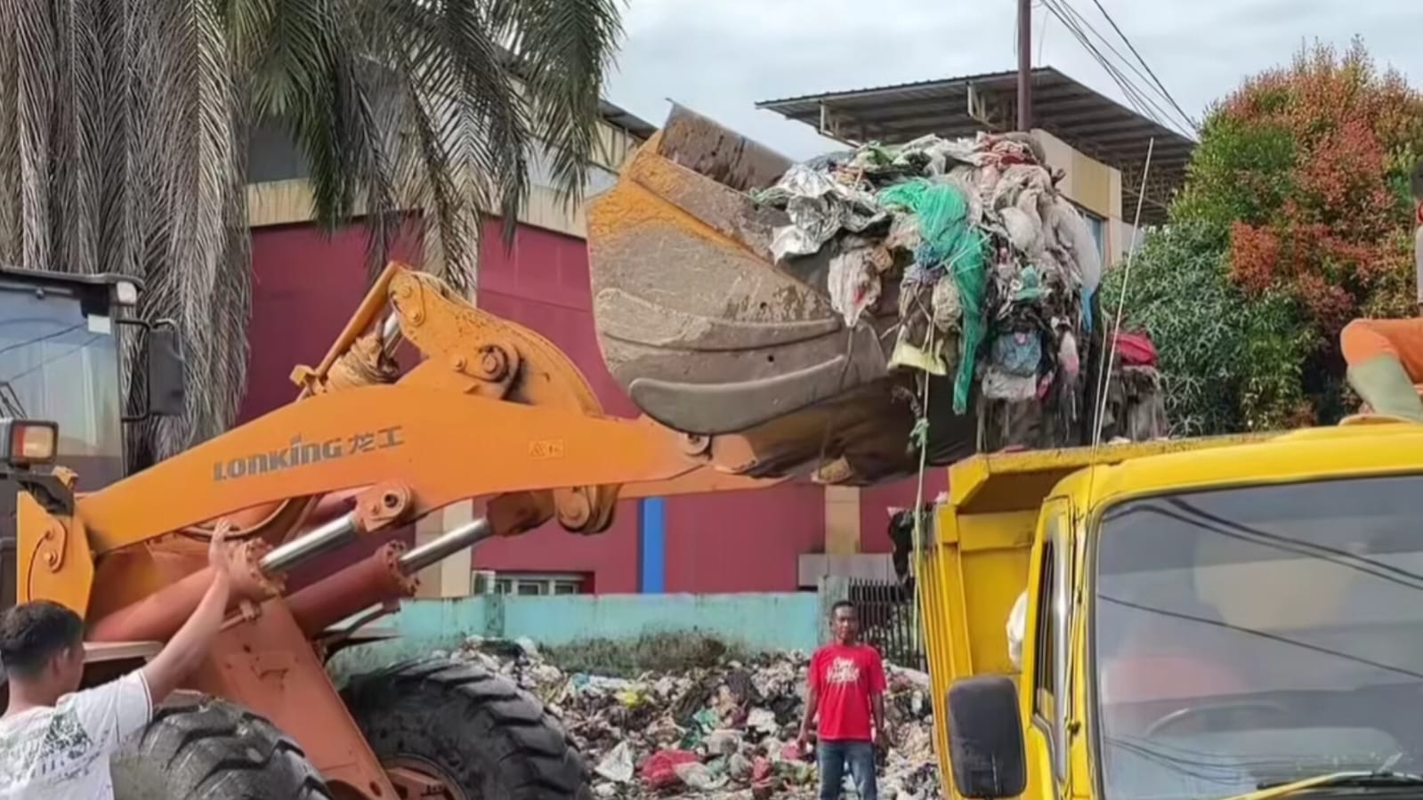 Tumpukan Sampah di Taman Kota Prabujaya Akhirnya Dibereskan, Warga Lega!