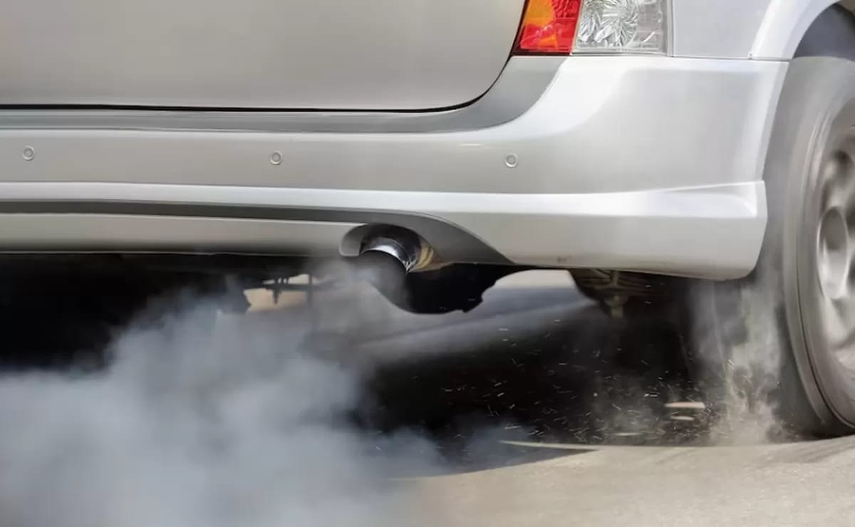 Asap Hitam Keluar dari Knalpot Mobil? Ini 4 Penyebab yang Perlu Diketahui