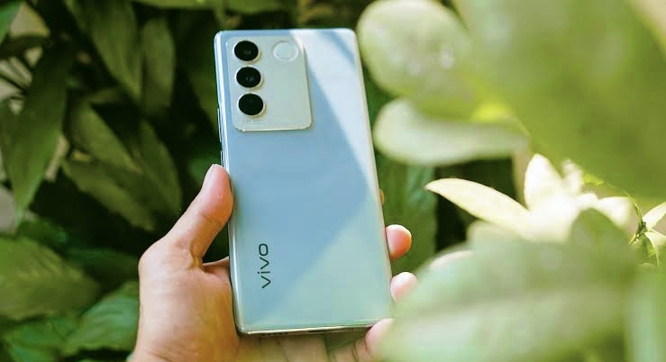 Vivo V27E Tampil Elegan Usung Layar Super AMOLED 120 Hz, Tahan Air Tahan Debu 