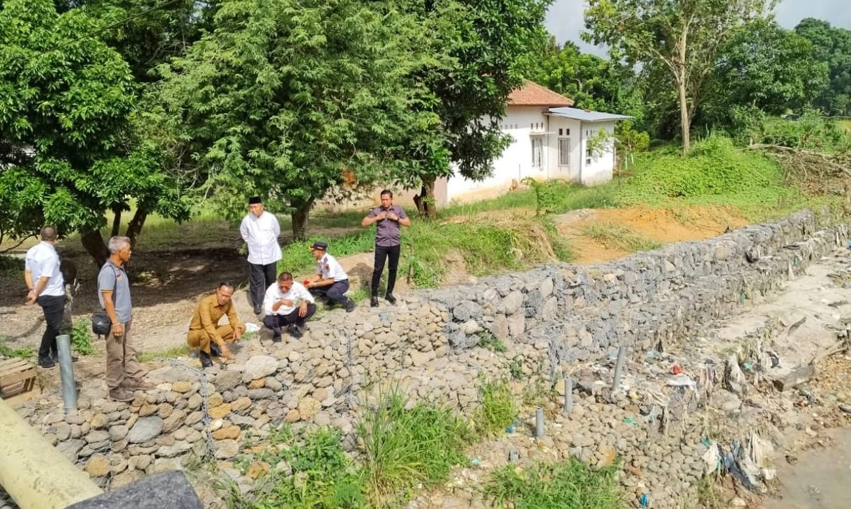 Pastikan Aman dan Layak, Wali Kota Prabumulih Cek Perbaikan Jembatan dan Drainase