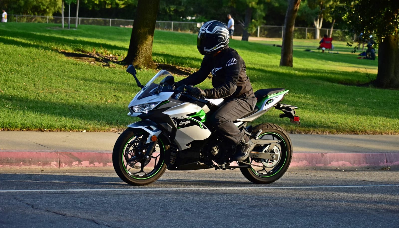 Motor Listrik Kawasaki Ninja e-1, Lebih Canggih Juga Menarik daripada Pesaingnya?
