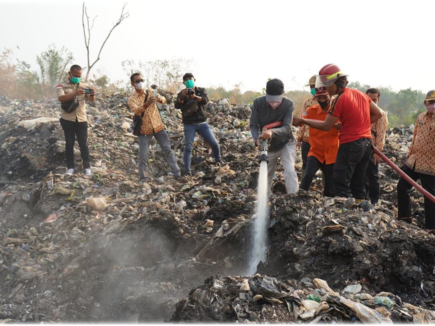 Kebakaran TPA Sungai Medang Prabumulih Tak Kunjung Padam, PJ Walikota : Kedalaman 3 Meter Masih Terbakar 