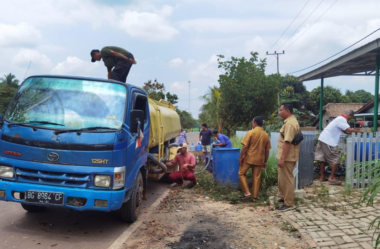 Cegah Krisis Air, Desa Sinar Rambang Terima Bantuan Air Bersih