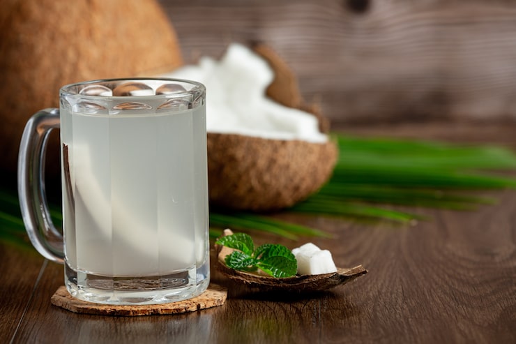5 Manfaat Air Kelapa untuk Kesehatan, dari Pencernaan hingga Kulit