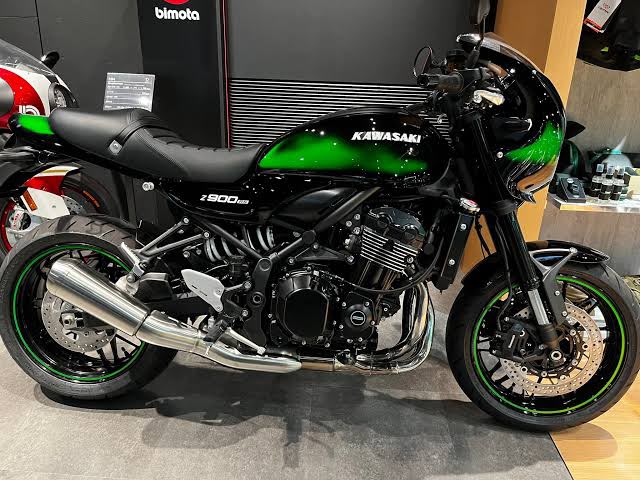 Kawasaki Z900RS Cafe 2026 vs Honda CB1000 Hornet SP, Mana Motor Neo Retro Premium Terbaik?