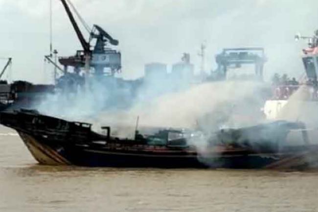 Perahu Jukung Angkut 40 Ton Beras Asal Banyuasin Hangus Terbakar di Sungai Musi