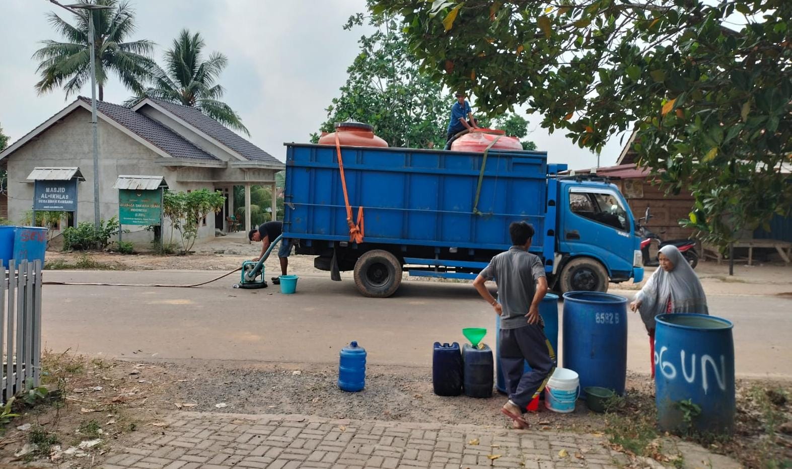Hadapi Kekeringan, Pemdes Sinar Rambang Distribusikan Puluhan Ribu Liter Air Bersih