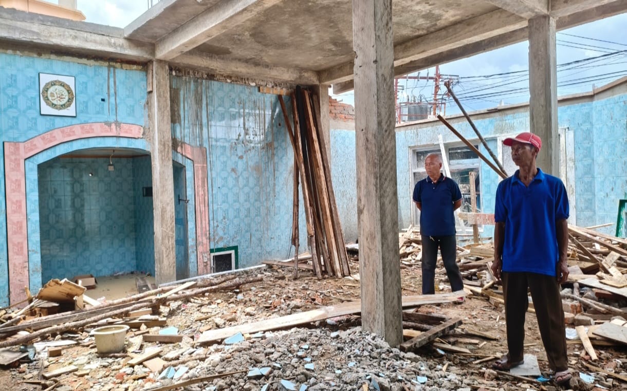 Warga Resah, Rehabilitasi Masjid Nurul Islam di Prabumulih Molor 14 Minggu