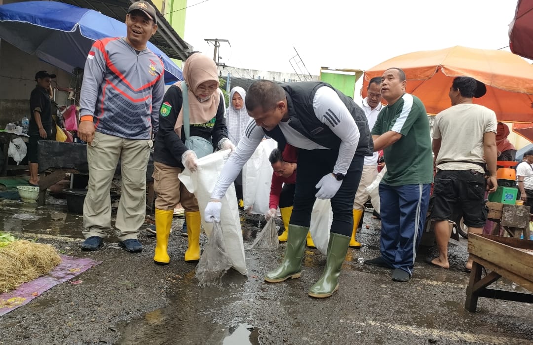 Wakil Walikota Prabumulih Pimpin Aksi Bersih Pasar untuk Hari Peduli Sampah Nasional