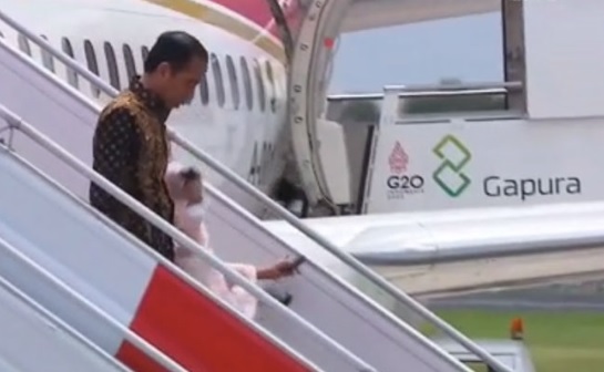 Iriana Jokowi Terpelesat Saat Turun Tangga Pesawat