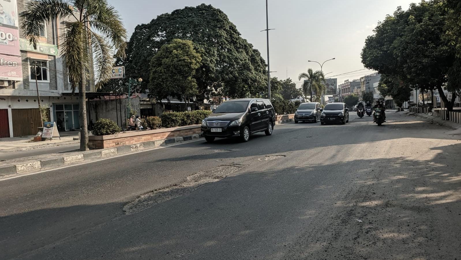 Membahayakan Pengendara, Jalan Sudirman Makin Banyak Lubang : Warga Desak Pemkot Segera Lakukan Perbaikan