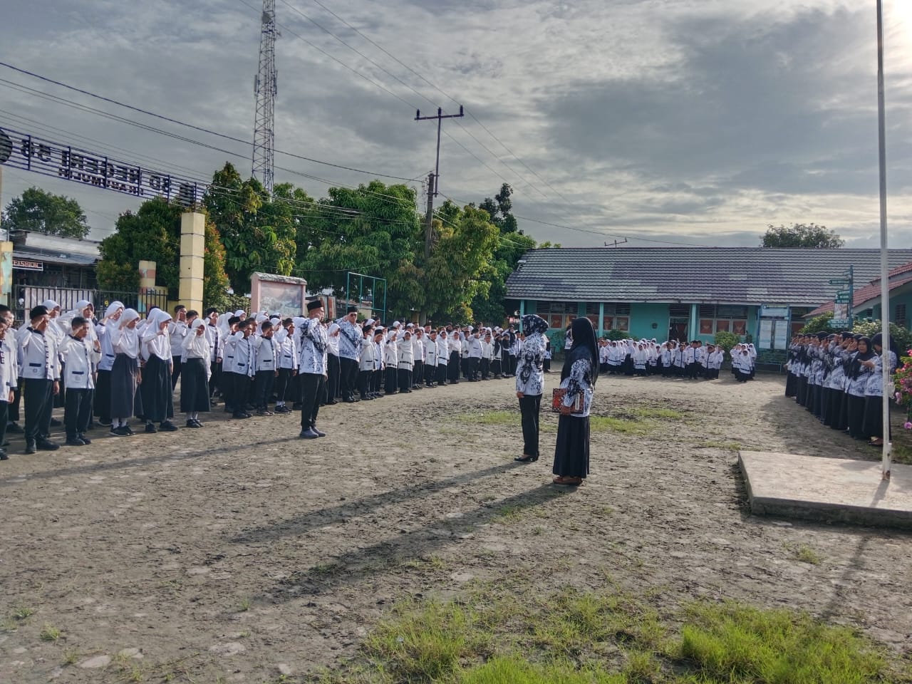 Peringatan Hardiknas, SD Negeri 56 Prabumulih Gelar Upacara Bendera