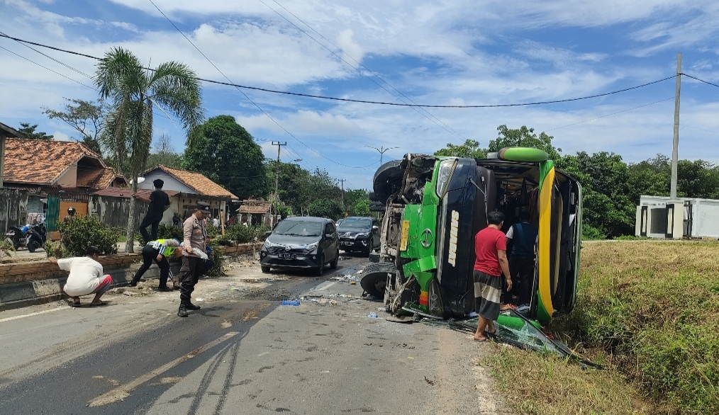 Bus PO Sahabat Jurusan Sumbar - Jatim Tabrak Median Jalan di Prabumulih, 6 Penumpang Terluka