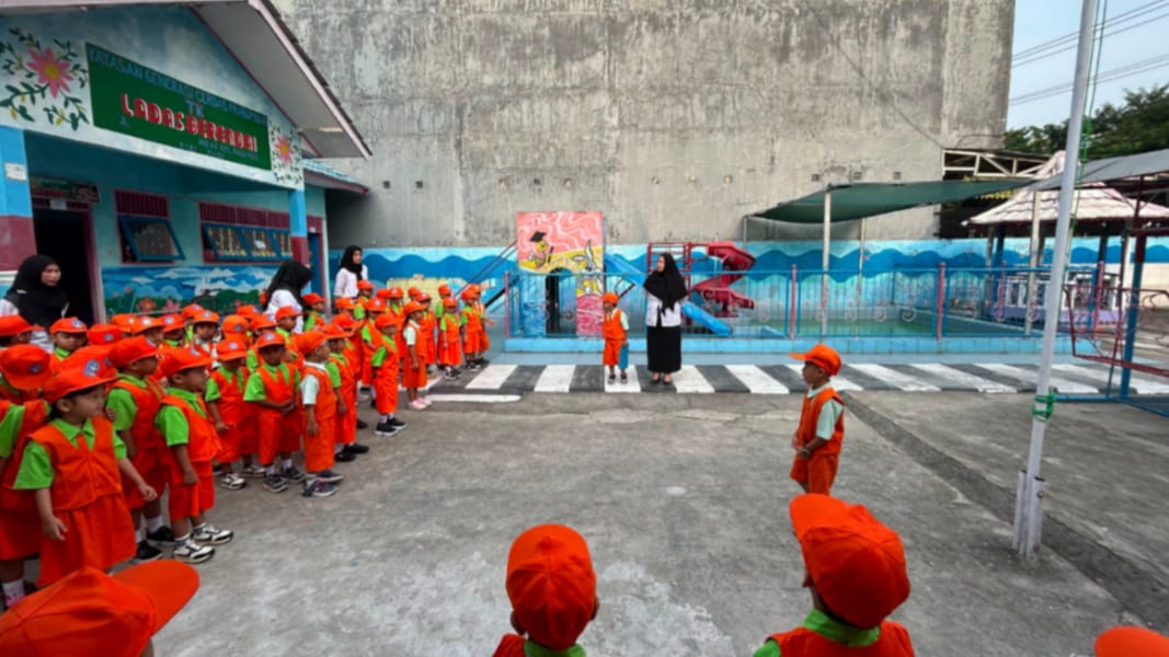 TK Ladas Berendai Prabumulih Tanamkan Disiplin Lewat Upacara Bendera Rutin
