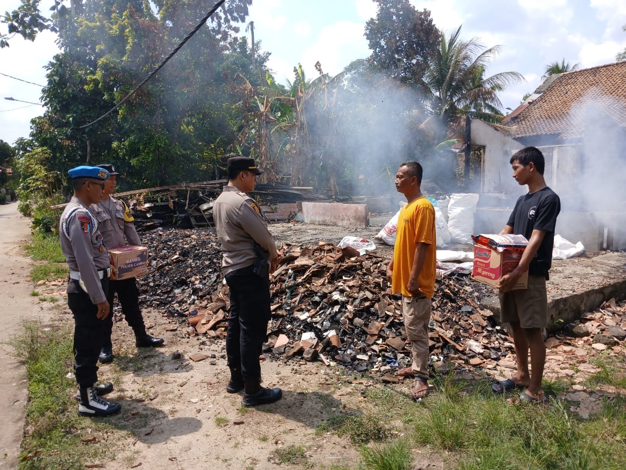 Api Lalap Rumah Nedi di Prabumulih, Polsek Cambai Berikan Bantuan Pasca Kebakaran