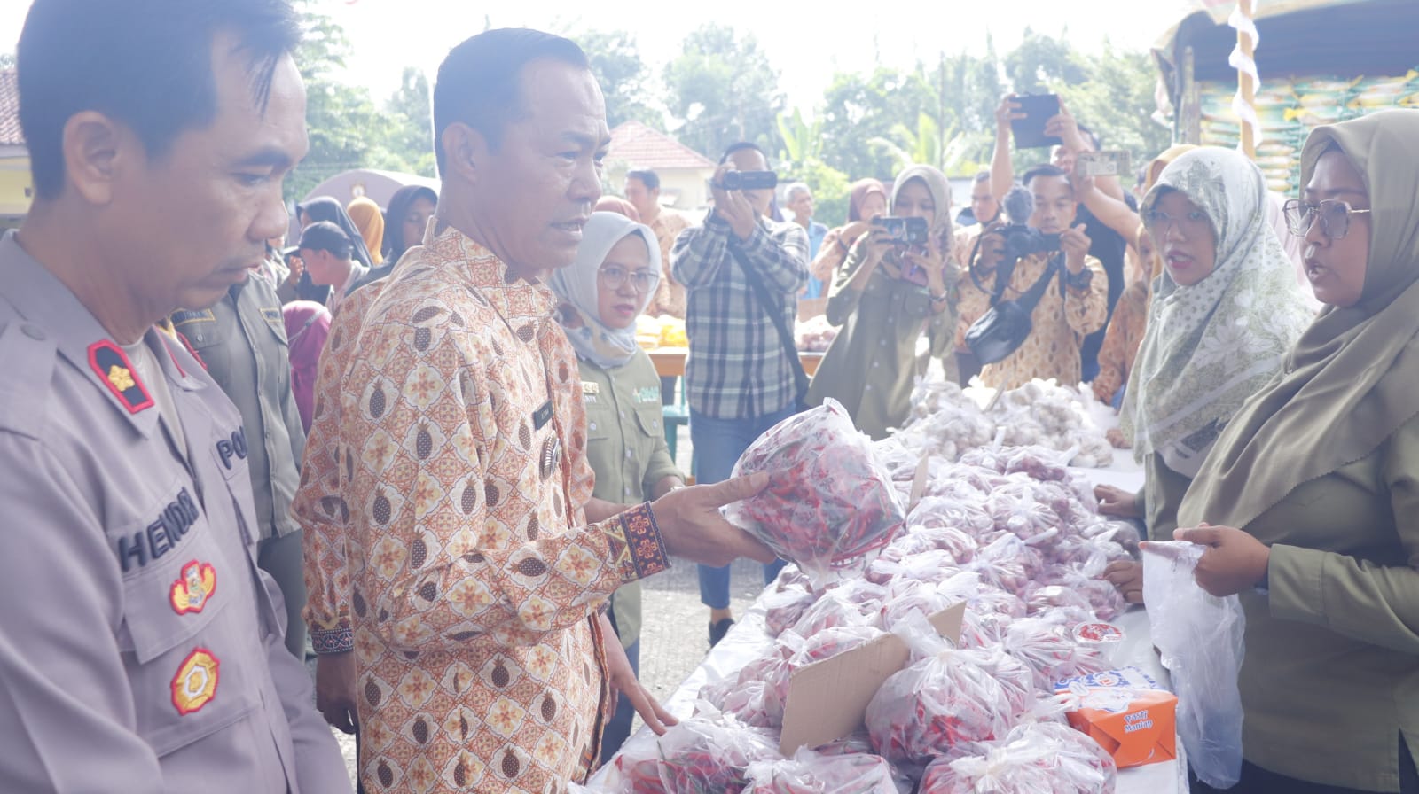 Ada OPM di Halaman Polsek Barat Prabumulih, Warga Ramai Berdatangan 