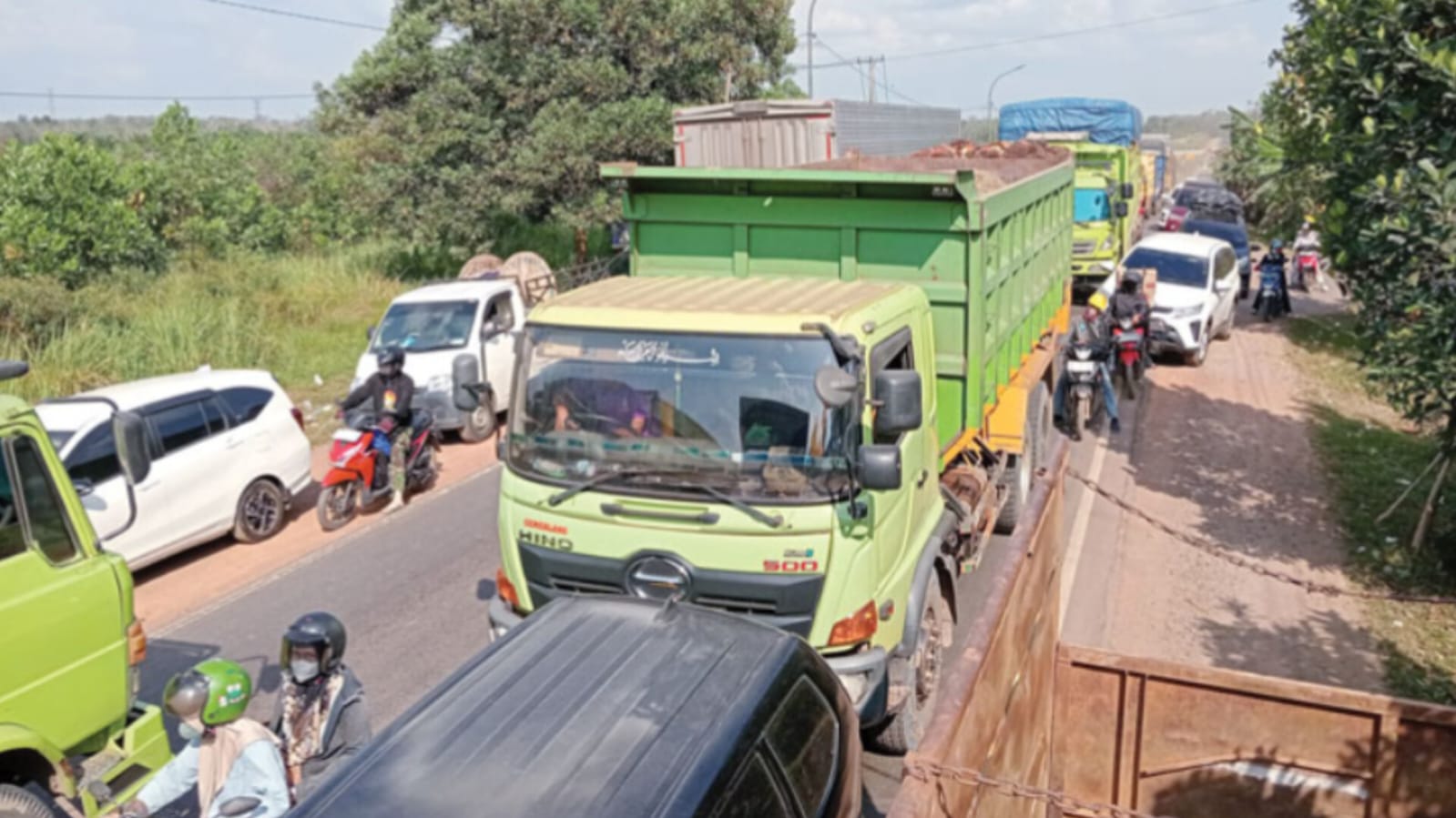 Truk Masih Dominasi Jalintim, Pemudik Tetap Terjebak Macet Palembang–Betung