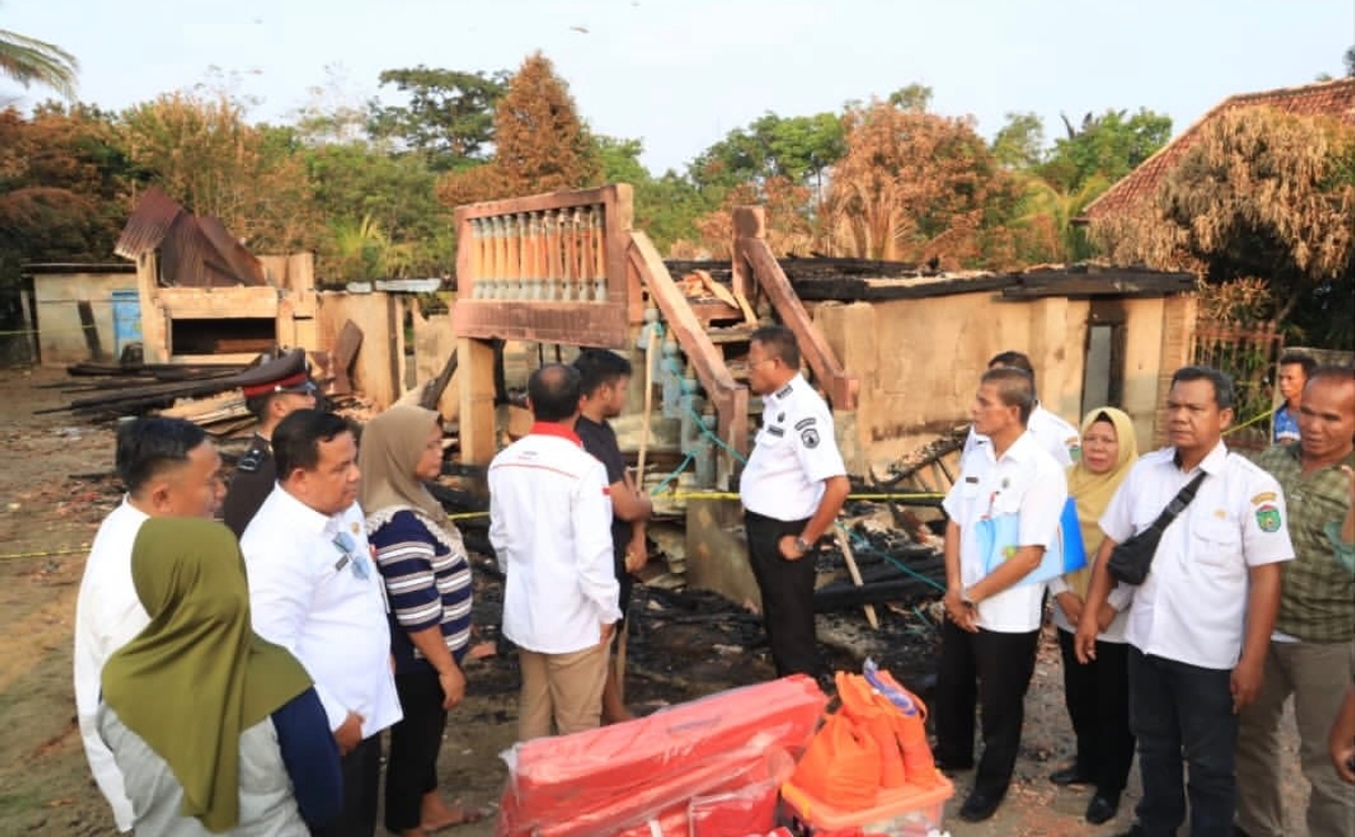 Wali Kota Prabumulih Tinjau Korban Kebakaran di Pangkul, Serahkan Bantuan Langsung