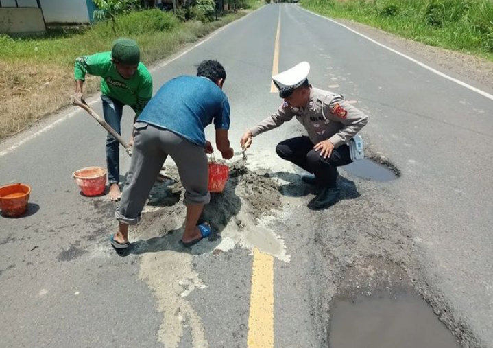 Tekan Angka Kecelakaan, Satlantas Polres Muara Enim Tambal Jalan Berlobang