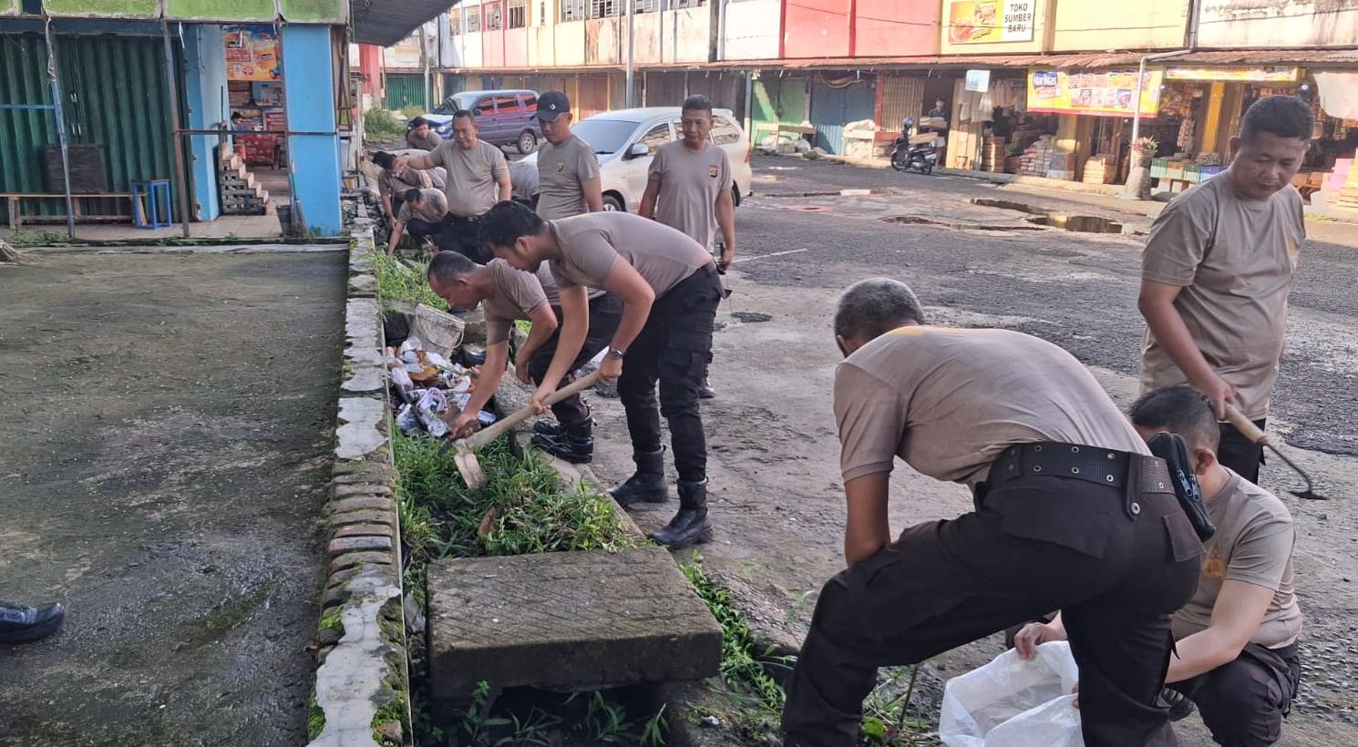 Polisi dan Warga Kompak Bersihkan Pasar PTM I, Program BELIDA Polda Sumsel Tuai Apresiasi