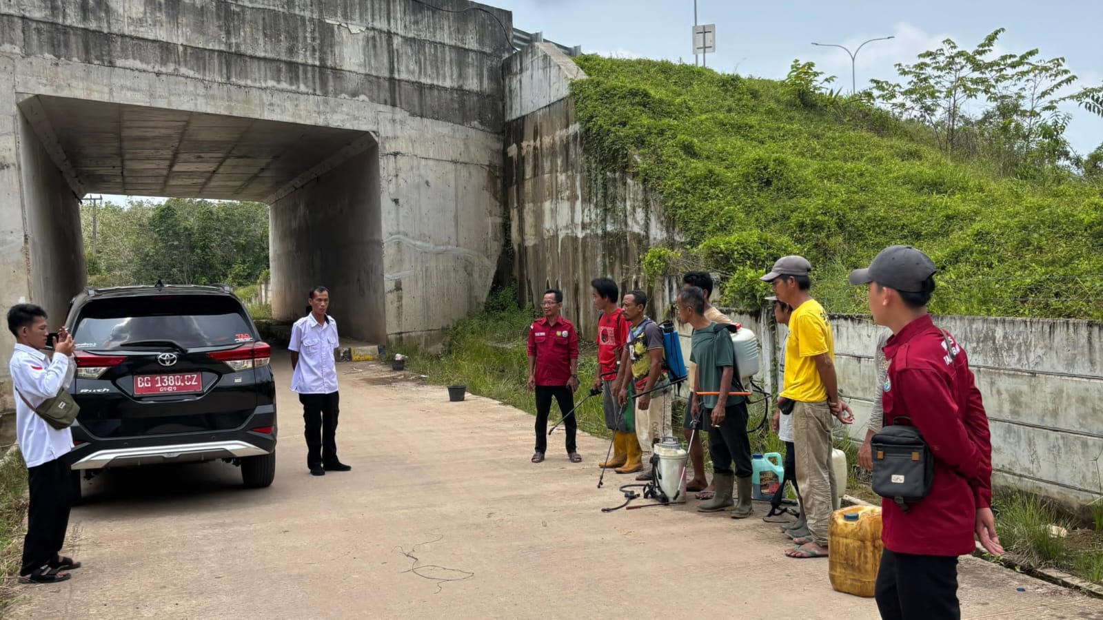 Talang Batu Jaga Lingkungan, Gotong Royong Semprot Rumput Pinggir Jalan