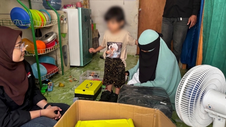 Bantuan Mengalir untuk Keluarga Mandala, AZA Beri Sepatu dan Tas Sekolah