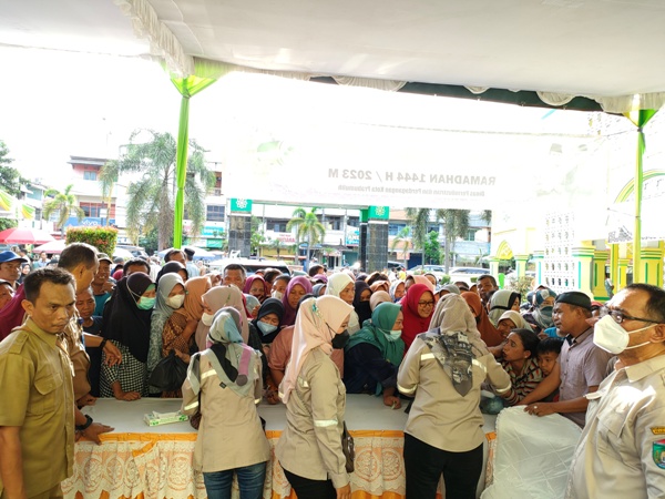 Sembako Murah Diserbu Warga, Lansi 70 Tahun Dapat Gratis 