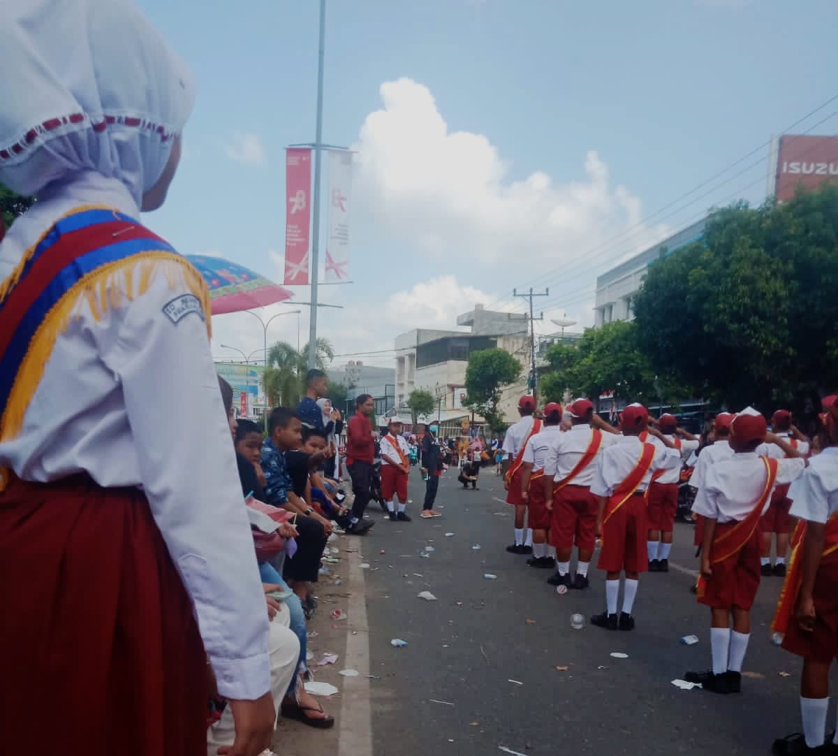 Sayangkan Sampah yang Berserakan di Sudirman