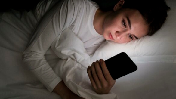 Benarkah Sering Tidur Dekat HP Sebabkan Sakit Kepala? Simak Bahayanya Bagi Kesehatan