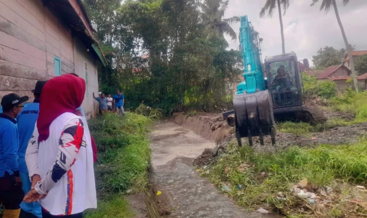 Wali Kota Prabumulih Turun Tangan: Alat Berat Pribadi untuk Normalisasi Sungai Jambat Akar