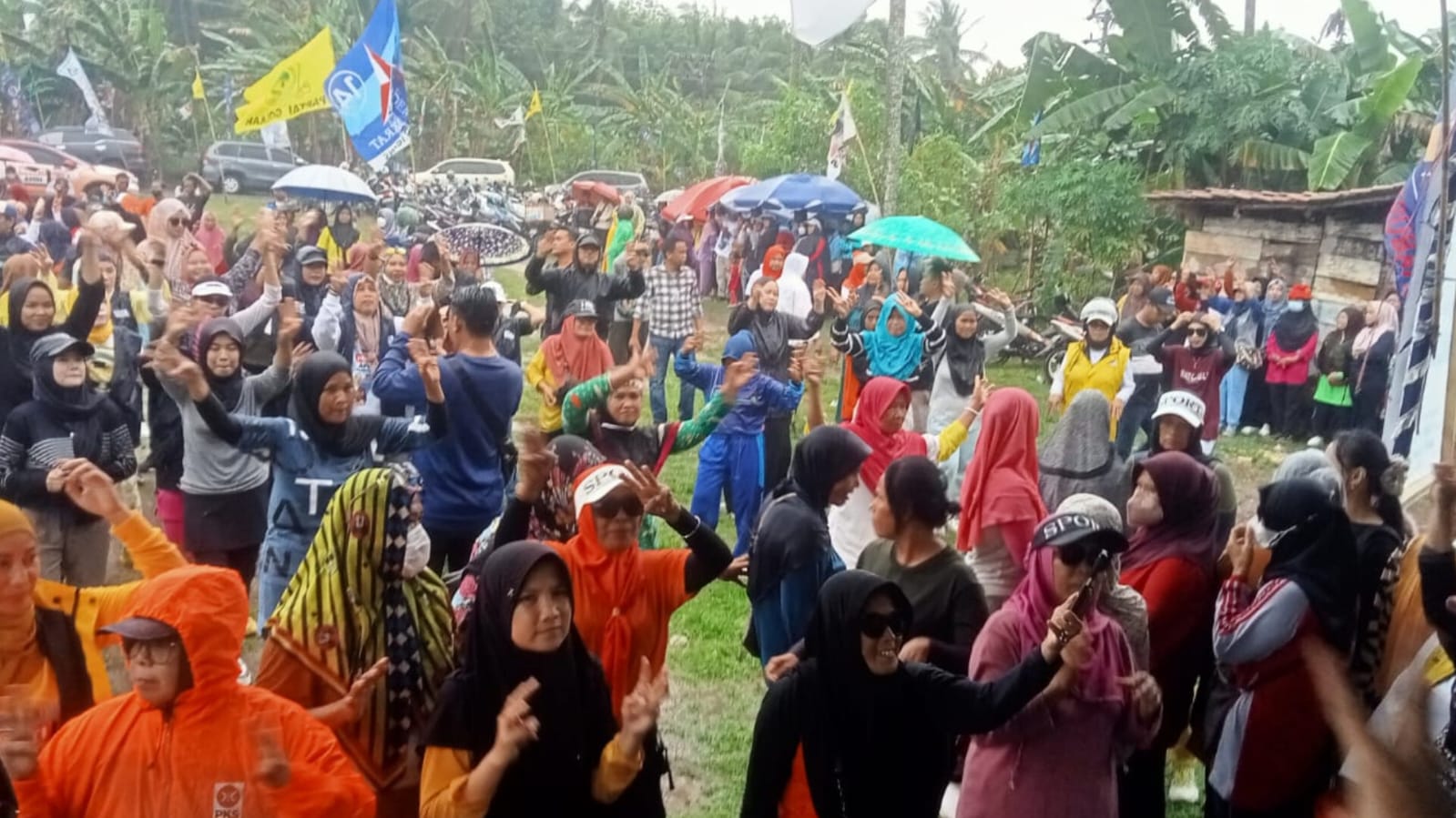 Hujan Tak Redam Semangat, Pendukung Bergema Tetap Antusias